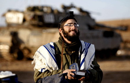 An Israeli soldier prays.